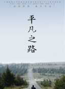 坐在酒吧里吃蛋糕